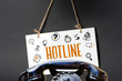 Ein Telefon und eine Tafel mit dem Wort Hotline