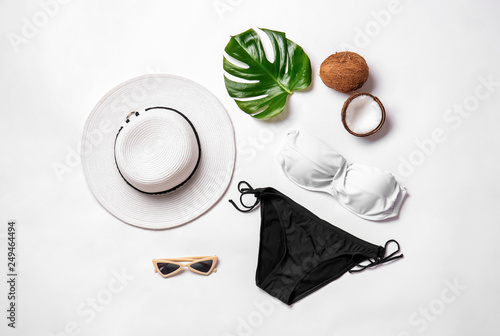 Cuadros en Lienzo Female swimsuit with accessories, tropical leaf and coconut on white background