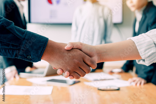 Fotomural Entrepreneurs team collaborating deal shaking hands in a modern office