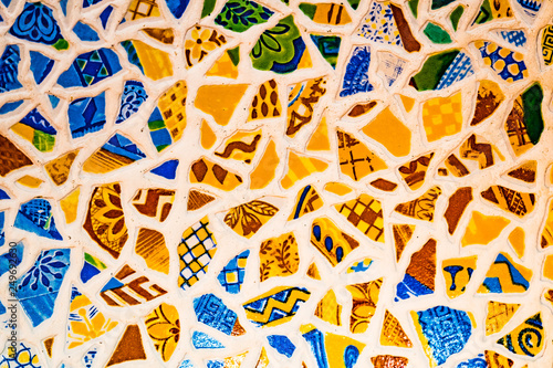 Naklejki Antoni Gaudí  mozaika-w-tle-plytek-cementowych