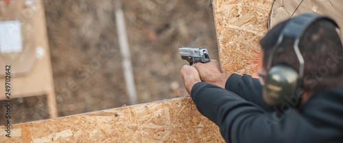 Cuadros en Lienzo Advanced outdoor tactical shooting on target around barrier and wall
