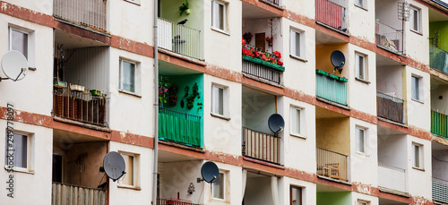 Dekoracja na wymiar  stary-dom-z-lat-70-tych-z-mieszkaniami-i-balkonem