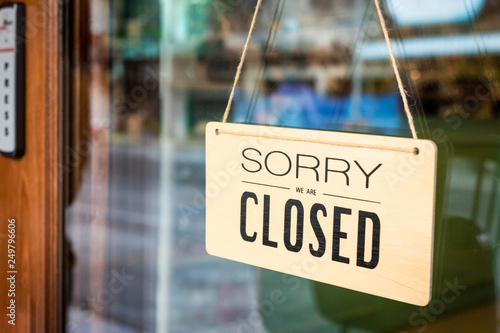 Cuadros en Lienzo Sorry we are closed sign board hanging on door of cafe