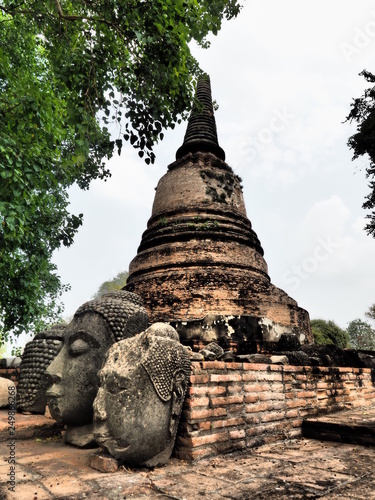 Plakat Wat Ratchaburana to buddyjska świątynia znajdująca się w Ayutthaya w Tajlandii. To miejsce jest również jednym z zabytkowych parków Ayutthaya.