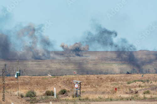 Fotografía Giant outdoors explosion with fire and black smoke