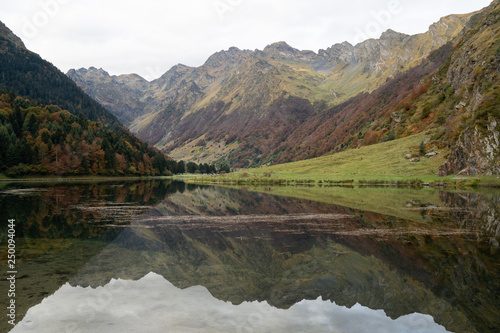 Obrazy Pireneje  jezioro-estaing-w-pirenejach-we-francji