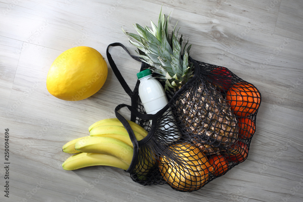 Zdrowa dieta. Torba na zakupy pełna zdrowych kolorowych owoców i warzyw. - obrazy, fototapety, plakaty 