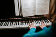 Klaverspiel/ Frau spielt Klavier
