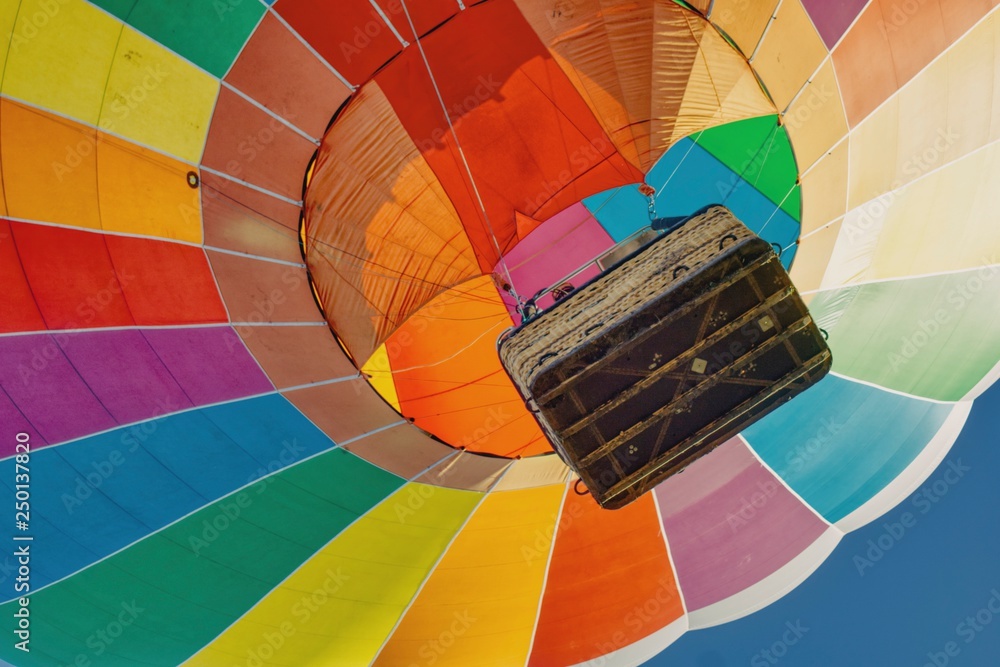 start kolorowego balonu widok z dołu do góry na kosz i kopułę balonu - obrazy, fototapety, plakaty 