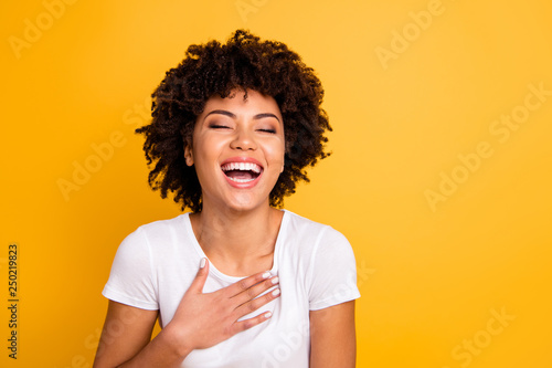 Fotografía Close up photo pretty amazing she her dark skin lady yelling screaming shouting