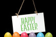 © studio v-zwoelf - Ostereier und ein Schild mit dem Slogan Frohe Ostern
