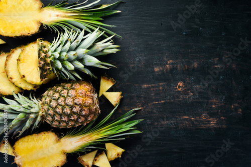 Dekoracja na wymiar  ananas-pokrojony-ananas-na-drewnianym-tle-widok-z-gory-wolne-miejsce-na-kopie