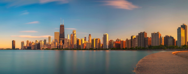 Fototapete - Chicago skyline at sunset viewed from North Avenue Beach