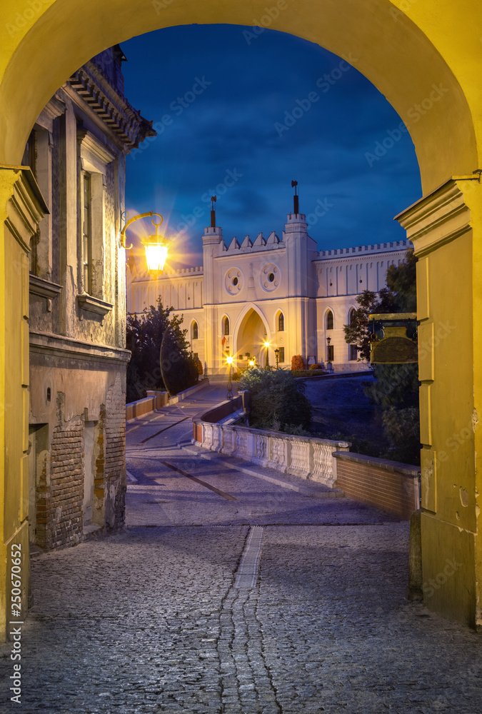 View of Lublin Castle through the arch at dusk in old town of Lublin, Poland - obrazy, fototapety, plakaty 