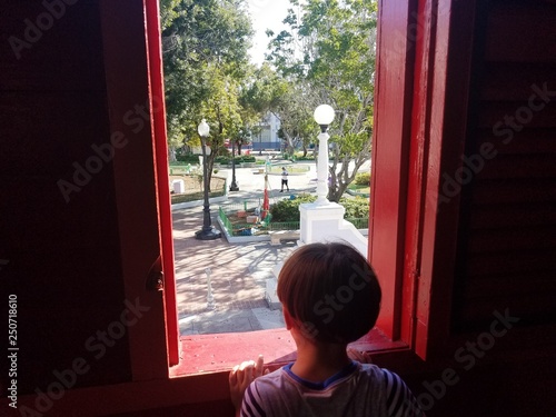 Cuadros en Lienzo boy child looking out window to plaza in Ponce, Puerto Rico