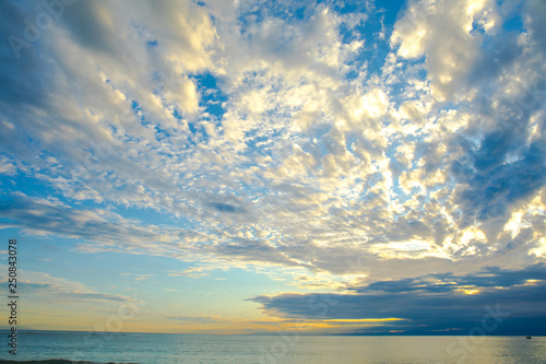 幻想的な夕焼け空 Adobe Stock でこのストック画像を購入して 類似の画像をさらに検索 Adobe Stock