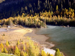 Contrastes de couleurs d'automne mélèzes et lac de montagne / autumnal contrasted colors around a lake and larches view