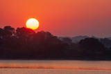 Fototapeta Tęcza - Sultry sunrise at Trustom Pond