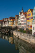 Tübingen am Neckar an einem sonnigen Tag, blauer Himmel ohne Menschen