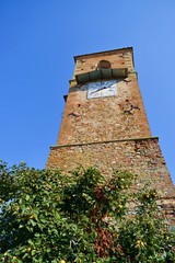 Wall Mural - veduta del Campano, ovvero la torre civica dove è collocato l'orologio, costruita alla fine del XVI secolo nel centro storico di Anghiari, Arezzo, Italia