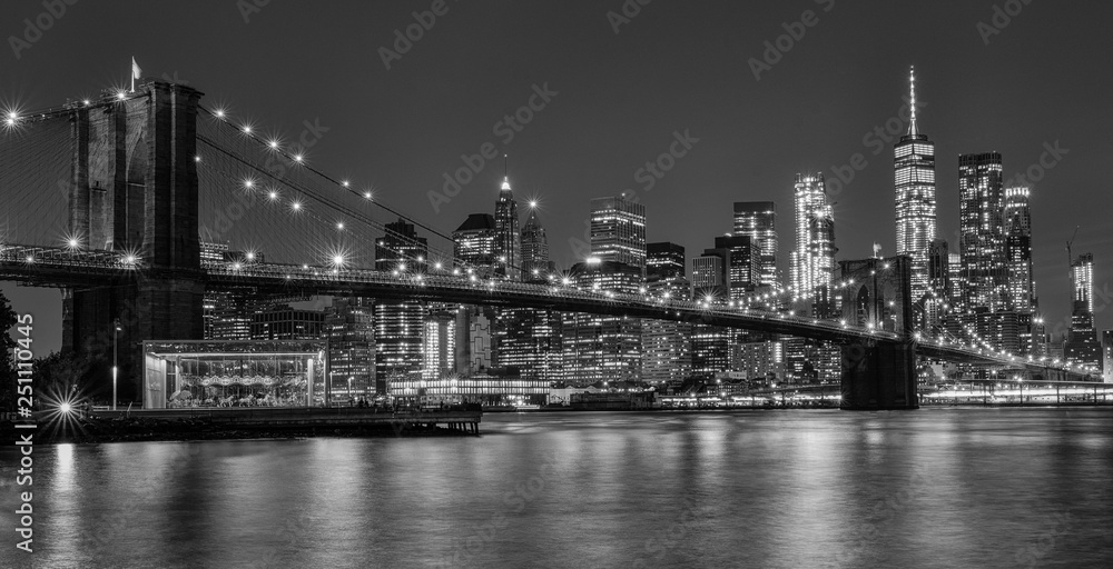 brooklyn bridge at night in black and white - obrazy, fototapety, plakaty 