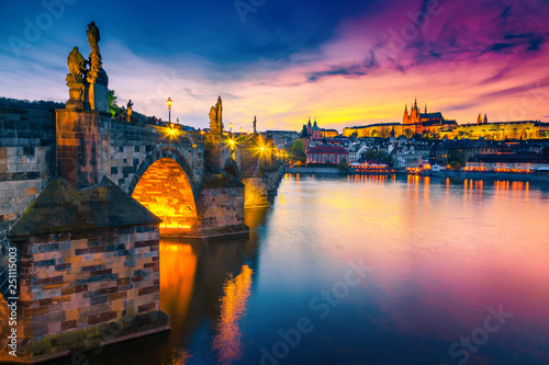 Cuadros en Lienzo Majestic medieval stone Charles bridge at sunset, Prague, Czech Republic