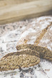Brot backen - das fertige Brot, mit Mehl eingestäubt, frisch und knusprig. 
