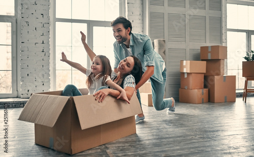 Family on moving day фототапет