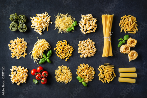 Fotomural Various pasta over stone background