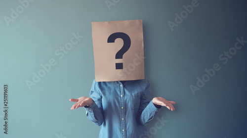 Fotografía Woman has Confused, Thinking, Question Mark Icon on Paper Bag, copy space