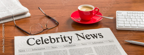 Fotografía A newspaper on a wooden desk - Celebrity News
