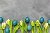 Fototapeta Tulipany - Wielkanoc - jaja barwione czerwoną kapustą