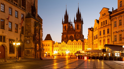 Wall Mural - PRAGUE, CZECH REPUBLIC - OCTOBER 16, 2018: The Orloj on the Old Town hall, Staromestske square and Our Lady before Týn church at dusk.