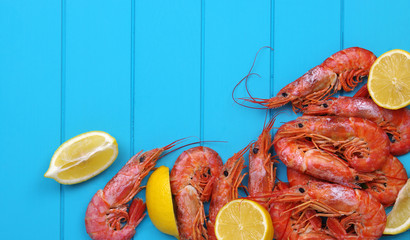 Cooked shrimps with lemon and spices.