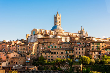 Stimmungsvoll das Stadtpanorama von Siena im spätsommerlichem Abendlicht