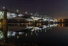Most Poniatowskiego W Warszawie Iluminowany W Nocy