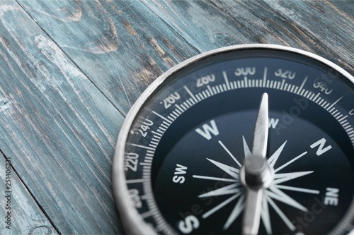 Fotomural Brass antique compass on background