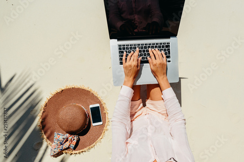 Fotomural Woman freelancer work in tropics