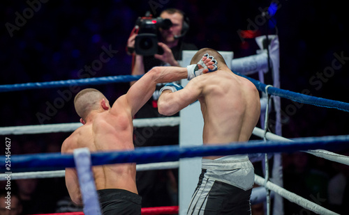 Fotografía battle MMA fighters kick hand to head