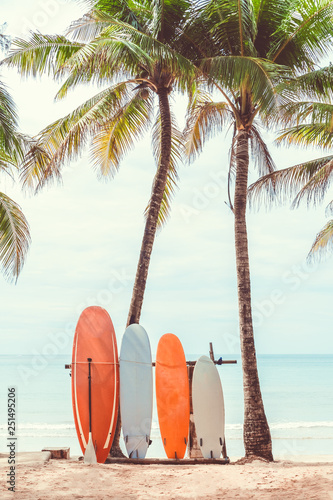 Dekoracja na wymiar  deska-surfingowa-i-palmy-na-tle-plazy