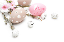 Wielkanoc Jajka I Ozdoby świąteczne Na Białym Tle