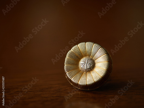弁護士バッジのアップ Adobe Stock でこのストック画像を購入して 類似の画像をさらに検索 Adobe Stock 弁護士バッジのアップ Adobe Stock でこのストック画像を購入して 類似の画像をさらに検索 Adobe Stock