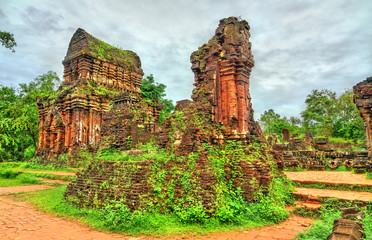 Fototapete - Ruins of a Hindu temple at My Son in Vietnam
