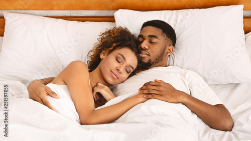 Loving Couple Sleeping In Bed And Hugging Kaufen Sie