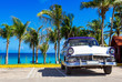 Blau weisser amerikanischer Oldtimer parkt am Strand in Varadero in Cuba - Serie Kuba Reportage