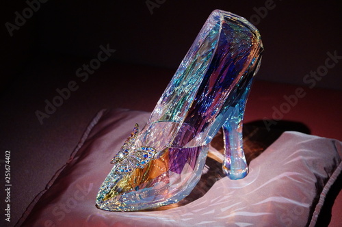 Fotografía purple shoe from the glass
