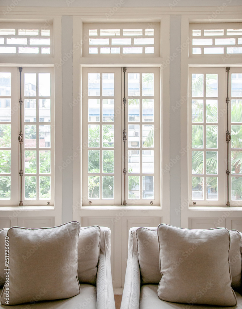 Obraz na płótnie White colonial vintage living room with armchairs and classic minimal design pillow w salonie