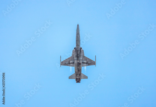 Papel de parede under fighter jet military aircraft flying with high speed  on blue sky backgrou
