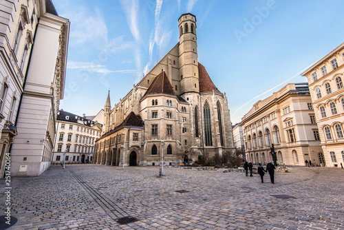 Plakat Wiedeń, Austria - 24 grudnia 2017 r. Widok z kościoła Minoritenkirche lub włoski Kościół Matki Boskiej Śnieżnej zbudowany w stylu francuskiej architektury gotyckiej. Średniowieczny kościół Maria Schnee, popularny punkt orientacyjny.