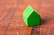Grüner Bauklotz als Haussymbol